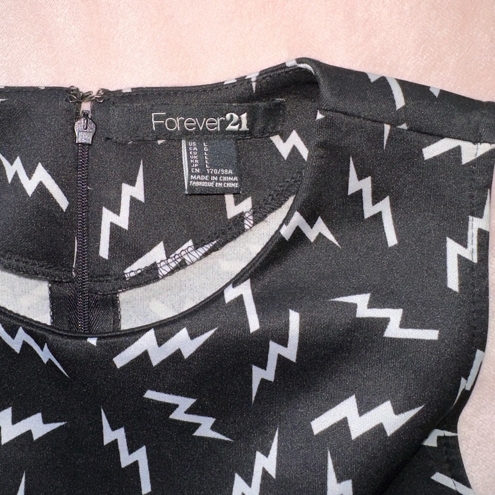 BLACK & WHITE LIGHTENING BOLT COCKTAIL DRESS W/ BACK ZIPPER · SIZE L - Picture 2 of 7